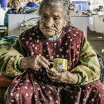 oude vrouw koffie drinken