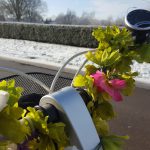 fiets met bloemen aan het stuur sneeuw