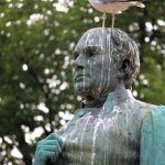 vogelpoep op standbeeld met zeemeeuw