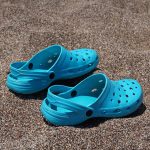 blauwe crocs