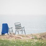 stoelen buiten strand