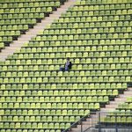 eenzaam in een groot stadion