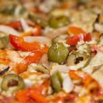 pizza met olijven en paprika
