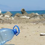 lege water fles op strand