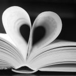 blazijden van boek in hart vorm