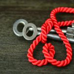 sleutels met rood touw in hart vorm
