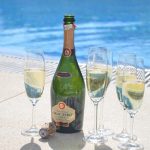 champagne op strand