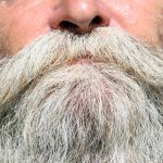 overbeharing snor grijs baard