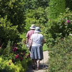 buikvet bejaard echtpaar tuin
