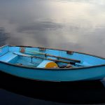 peddelen roeiboot blauw water kalm